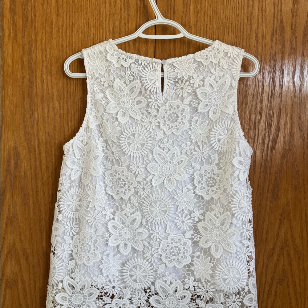 Elegant White Lace Sleeveless Top - Picture 2 of 3